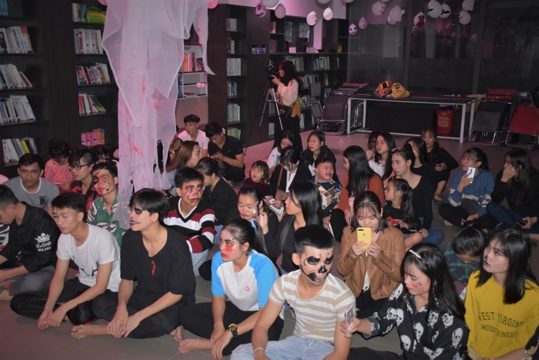 Sinh viên Trường ĐH Phú Xuân trong Lễ hội Halloween