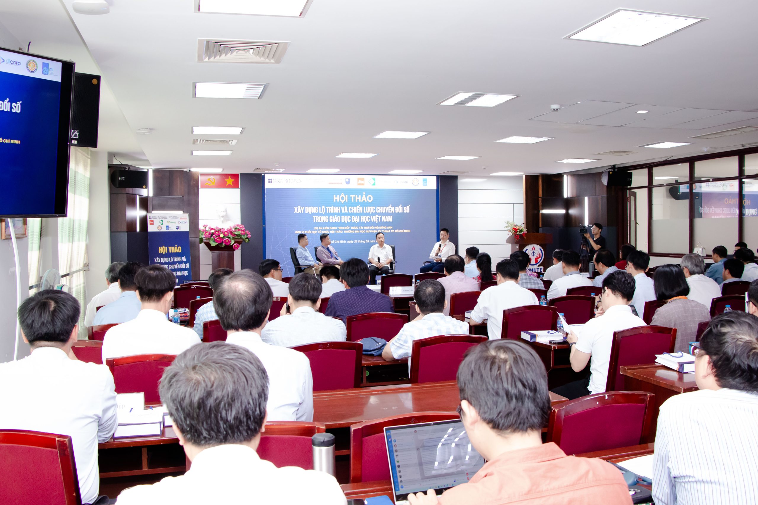 Toàn cảnh đại biểu tham dự hội thảo trực tiếp tại trường đại học Sư phạm Kỹ thuật Thành phố Hồ Chí Minh
